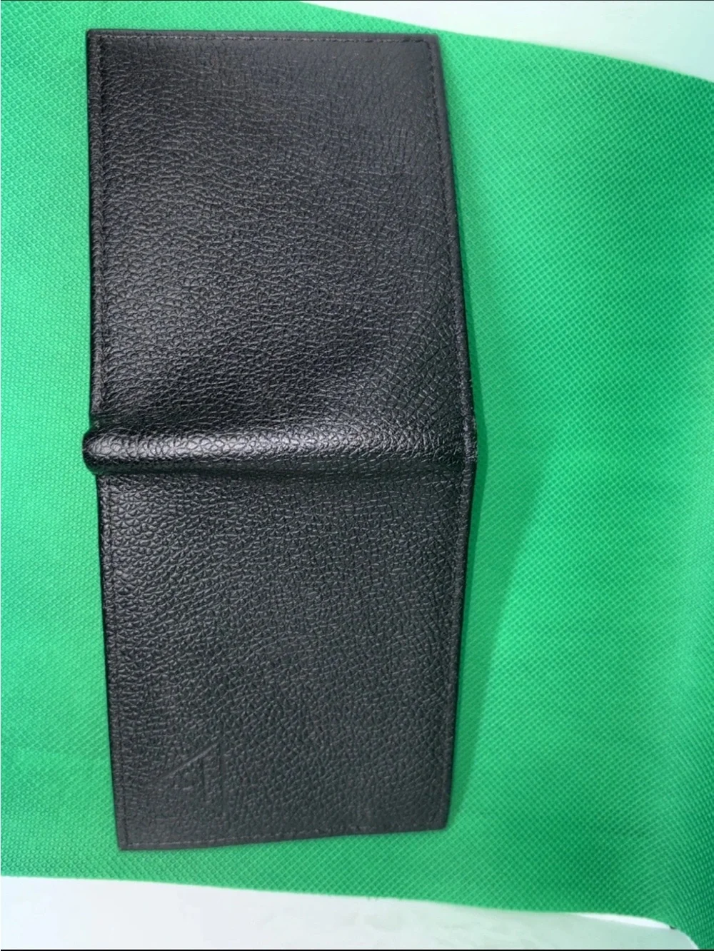 Guess mens wallet black leather fashion designer bi-fold with an ID flap Vintage
